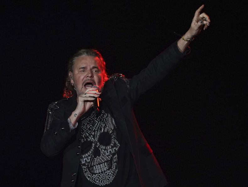 Fher Olvera, cantante de la banda mexicana de pop rock Maná durante su concierto en el Foro Sol de la Ciudad de México el 12 de noviembre de 2022. . Maná donará una porción de las entradas de sus conciertos en Estados Unidos a organizaciones que apoyan a latinos como parte de su gira México Lindo y Querido. (Foto AP/Marco Ugarte, archivo)