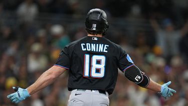 Griffin Conine, de los Marlins de Miami, celebra su jonrón durante la novena entrada de un partido de béisbol contra los Padres de San Diego, el sábado 19 de septiembre de 2026, en San Diego. (Foto AP/Gregory Bull)