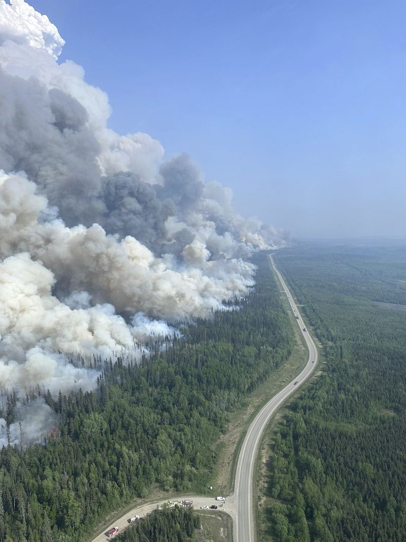 En una imagen proporcionada por el Servicio contra Incendios Forestales de Columbia Británica, el fuego avanza el sábado 20 de mayo de 2023, en Stoddart Creek, Canadá. (Scott Reynolds/Servicio contra Incendios Forestales de Columbia Británica vía The Canadian Press vía AP)