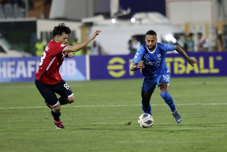 Neymar (derecha) del Al Hilal pugna un balón con Esmaeil Babaei del Nassaji Mazandaran en la Liga de Campeones de Asia, el martes 3 de octubre de 2023. (AP Foto)