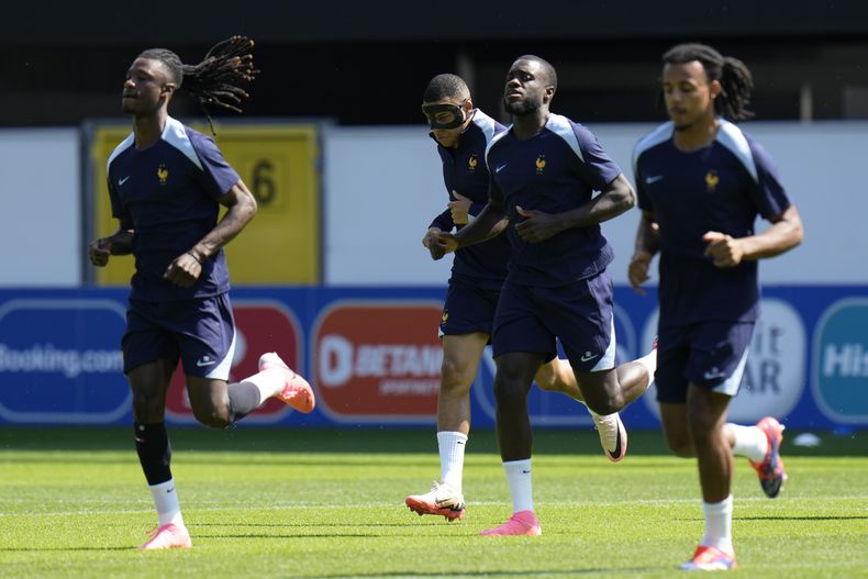 Jugadores de Francia corren durante una sesión de entrenamiento en Paderborn, Alemania, el lunes 24 de junio de 2024. Francia jugará contra Polonia en el Grupo D en la Euro 2024 el 25 de junio. (AP Foto/Hassan Ammar)