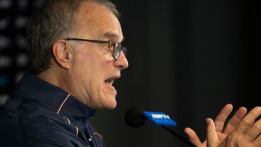 El argentino Marcelo Bielsa, técnico de Uruguay, ofrece una conferencia de prensa en Montevideo, el martes 30 de junio de 2026 (AP Foto/Matilde Campodónico)