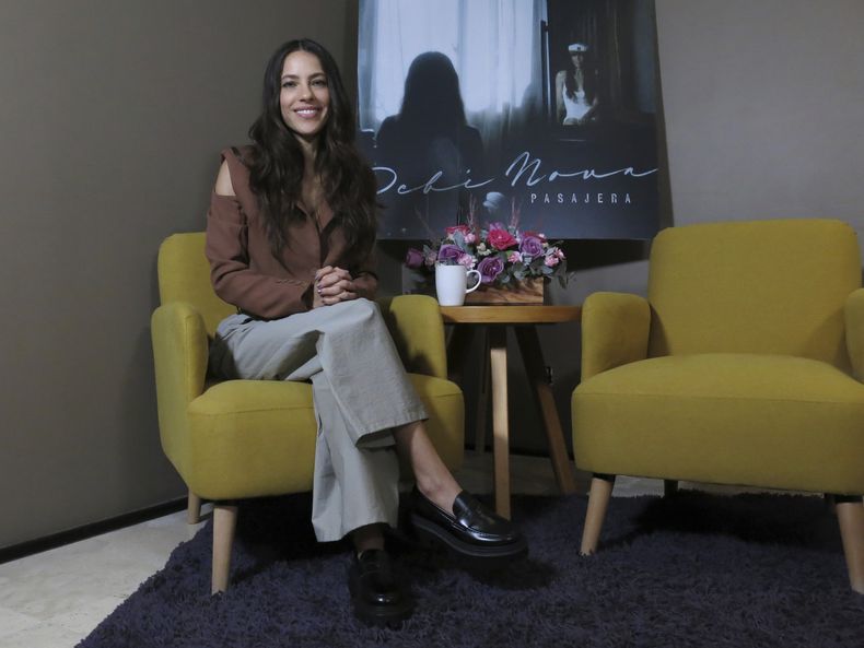 La cantautora costarricense Debi Nova posa para un retrato durante una entrevista en la Ciudad de México el martes 13 de febrero de 2024. (Foto AP/Berenice Bautista)