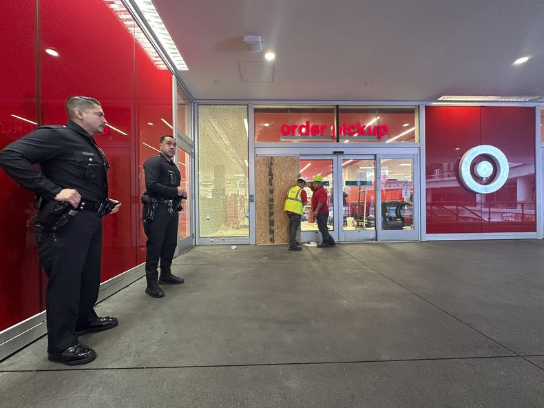 La policía de Los Ángeles afuera de una tienda Target después de que dos guardias de seguridad resultaran heridos al enfrentarse a un sospechoso de robo en el centro de Los Ángeles, el martes 31 de diciembre de 2024. (AP Foto/Damian Dovarganes)