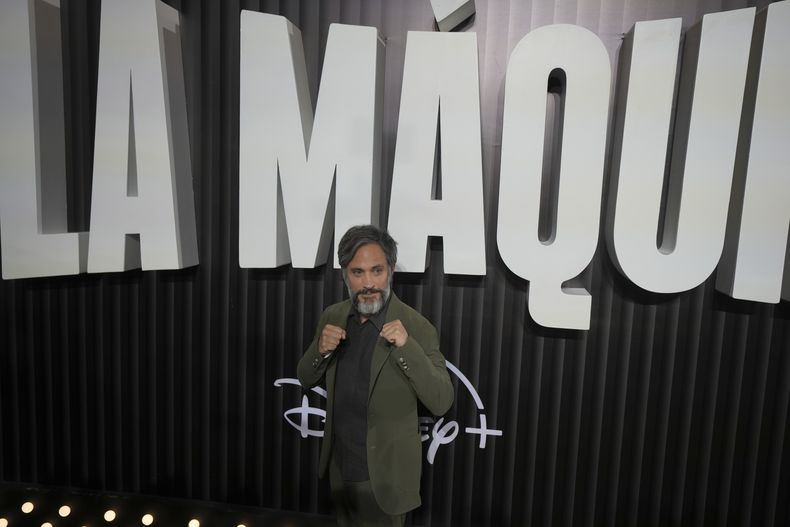El actor mexicano Gael García Bernal levanta los puños al posar para una fotografía en la premiere de La Máquina en la Ciudad de México, el martes 8 de octubre de 2024. (Foto AP/Fernando Llano)
