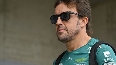 El español Fernando Alonso de Aston Martin llega al paddock para la primera sesión de prácticas antes del Gran Premio de Hungría el viernes 21 de julio del 2023. (AP Foto/Denes Erdos)