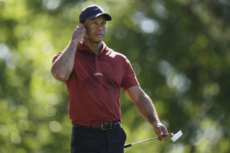 ARCHIVO - Tiger Woods camina hacia el green en el quinto hoyo durante la ronda final del torneo de golf Masters en el Augusta National Golf Club, el domingo 14 de abril de 2024, en Augusta, Georgia (AP Foto/Charlie Riedel, Archivo)