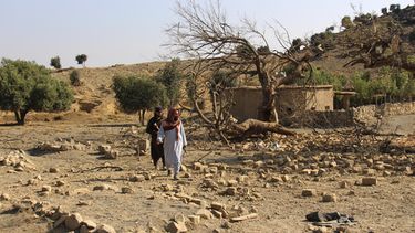Guardias talibanes en el lugar donde según el Talibán hubo un bombardeo paquistaní en la provincia de Khost, Afganistán, el 24 de septiembre del 2026. (AP foto/Saifullah Zahir)