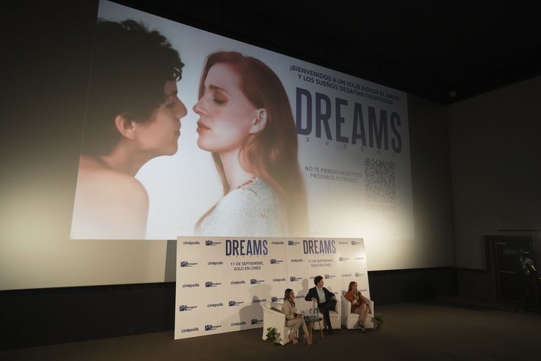 El director mexicano Michel Franco, centro, y la actriz estadounidense Jessica Chastain, derecha, participan en una conferencia de prensa para promocionar la película Dreams, en la Ciudad de México, el martes 26 de agosto de 2025. (Foto AP/Eduardo Verdugo)