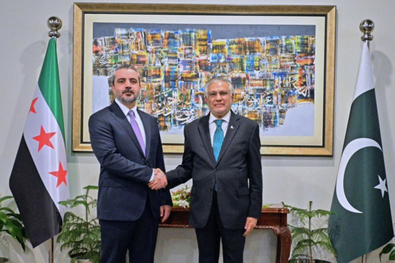 En esta imagen publicada por el Ministerio paquistaní de Exteriores, el Ministro sirio de Exteriores, Hassan al-Shibani, a la izquierda, estrecha la mano de su homólogo paquistaní, Ishaq Dar, antes de su reunión en Islamabad, Pakistán, el jueves 20 de agosto de 2026. (Ministerio paquistaní de Exteriores via AP)