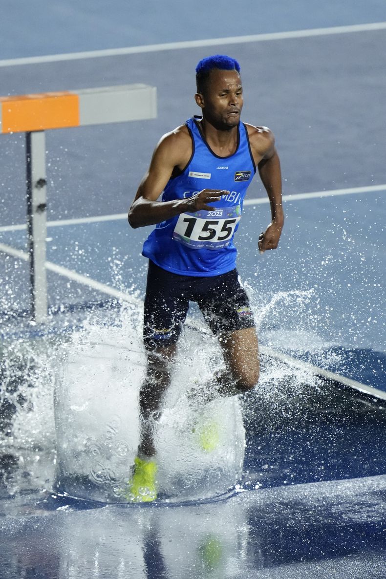 El colombiano Carlos Sanmartín corre los 3.000 metros con obstáculos en los Juegos Centroamericanos y del Caribe de San Salvador, el viernes 7 de julio de 2023 (AP Foto/Arnulfo Franco)