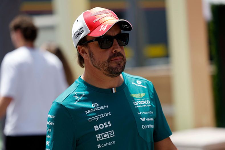 El español Fernando Alonso del equipo Aston Martin camina en la pista del Gran Premio de Barcelona-Catalunya el jueves 11 de junio del 2026. (AP Foto/ Joan Monfort)