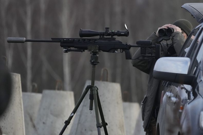 ARCHIVO - Un soldado polaco en la frontera polaca con Rusia, en Dabrowka, Polonia, el sábado 30 de noviembre de 2024. (AP Foto/Czarek Sokolowski, Archivo)