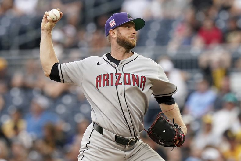 El lanzador de los Diamondbacks de Arizona, Merrill Kelly, lanza durante la primera entrada de un partido de béisbol contra los Piratas de Pittsburgh, el sábado 26 de julio de 2025, en Pittsburgh. (AP Photo/Matt Freed)