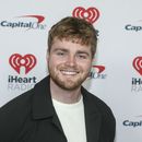 ARCHIVO - El cantautor Alex Warren llega al iHeartRadio Jingle Ball de Z100 en Nueva York el 13 de diciembre de 2024. (Foto Andy Kropa/Invision/AP, archivo)