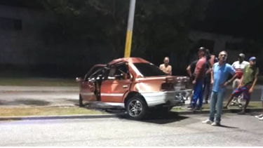 violento accidente en la habana: auto se parte en dos tras chocar contra un poste