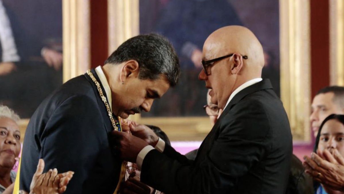Edmundo González: Tuvieron que hacer un acto en un saloncito. Rodeado ...