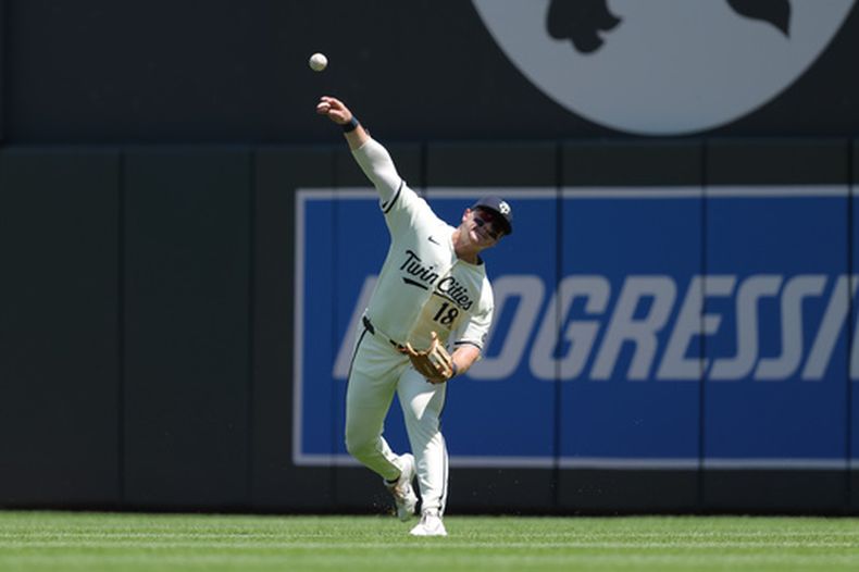 El jardinero derecho de los Mellizos de Minnesota, Alan Roden (18), lanza la pelota para contener a Zach Neto, de los Angelinod de Los Ángeles, en la tercera base durante la tercera entrada de un partido de béisbol, el sábado 11 de julio de 2026, en Minneapolis. (Foto AP/Bailey Hillesheim)