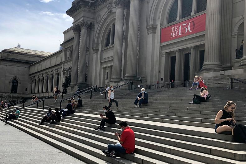 ARCHIVO - Personas sentadas afuera del Museo Metropolitano de Arte el 2 de mayo de 2020 en Nueva York. (Foto AP/Ron Blum, archivo)