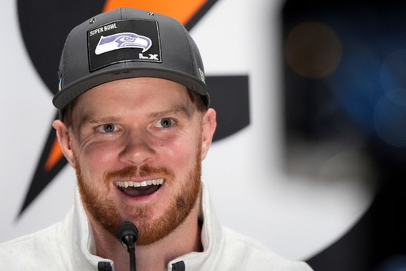El estadounidense Darnold, quarterback de los Seahawks de Seattle, habla durante la Noche de Apertura del Super Bowl de la NFL, el lunes 2 de febrero de 2026, en San José, California. (AP Photo/Brynn Anderson)