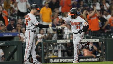 Cedric Mullins de los Orioles de Baltimore celebra con el entrenador de tercera base Tony Mansolino tras batear un jonrón de tres carreras en la novena entrada ante los Astros de Houston el lunes 18 de septiembre del 2023. (AP Foto/David J. Phillip)