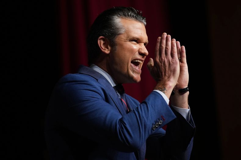 El secretario de Defensa de EEUU, Pete Hegseth, habla a jerarcas militares en la base del Cuerpo de Infantería de Marina Quantico, en Virginia, el 30 de septiembre del 2025. (Andrew Harnik/Pool via AP)
