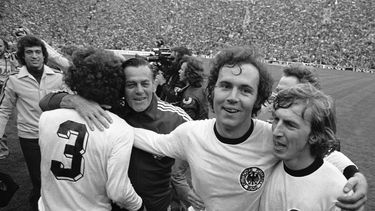ARCHIVO - El capitán de Alemania Occidental Franz Beckenbauer (segundo a la derecha) abraza a su compañero Juergen Grabowski en el Estadio Olímpico de Múnich al celebrar la victoria 2-1 ante Holanda en la final de la Copa del Mundo, el 7 de julio de 1974. (AP Foto, archivo)
