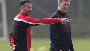 americateve | En esta foto del 31 de marzo del 2014, el entonces t&eacute;cnico de Manchester United, David Moyes, derecha, dialoga con Ryan Giggs en Manchester. Giggs sustituy&oacute; a Moyes en car&aacute;cter interino despu&eacute;s que el equipo, campe&oacute;n de