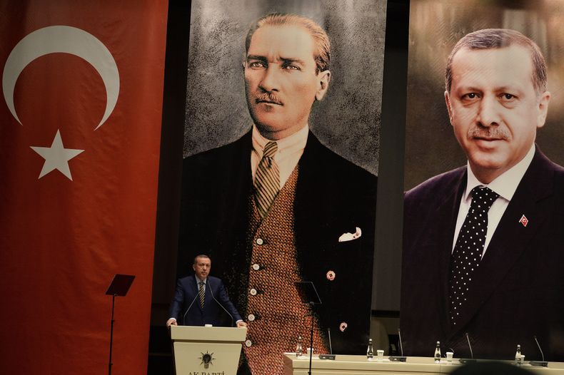 El primer ministro turco Recep Tayyip Erdogan se dirige a los miembros de su partido en Ankara, Turqu&iacute;a, el mi&eacute;rcoles 25 de diciembre de 2013. En el centro aparece una imagen de Kemal Ataturk, fundador de Turqu&iacute;a, y a la derecha una d