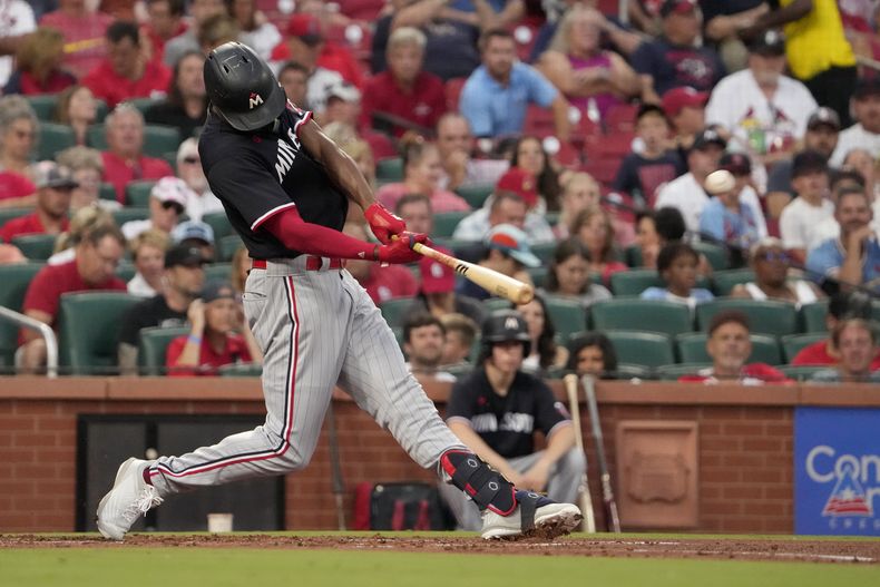 Michael A. Taylor, de los Mellizos de Minnesota, batea un jonrón de dos carreras en el encuentro del jueves 3 de agosto de 2023, ante los Cardenales de San Luis (AP Foto/Jeff Roberson)