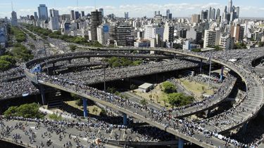 una multitud recibe a la seleccion argentina tras el mundial