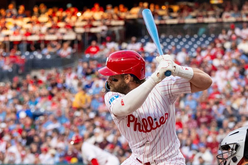 ARCHIVO - Bryce Harper, de los Filis de Filadelfia, se dispone a batear en el juego del 14 de abril de 2025, ante los Gigantes de San Francisco (AP Foto/Chris Szagola, ARCHIVO)