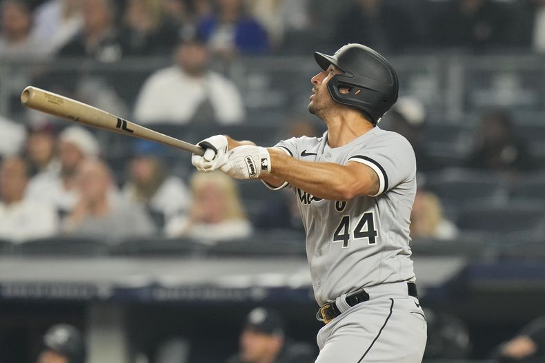 El mexicano Seby Zavala, de los Medias Blancas de Chicago, conecta un jonrón en el tercer inning del juego ante los Yanquis de Nueva York, el martes 6 de junio de 2023 (AP Foto/Frank Franklin II)