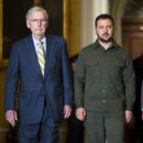ARCHIVO - El presidente ucraniano Volodymyr Zelenskyy (centro) camina junto al líder de la minoría en el Senado, Mitch McConnell (izquierda) y el líder de la mayoría en el Senado, Chuck Schumer, en el Capitolio, Washington, el jueves 21 de septiembre de 2023. (AP Foto/Mark Schiefelbein, Archivo)
