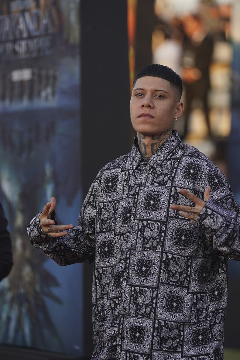 El rapero Santa Fe Klan posa en la alfombra roja de Black Panther: Wakanda Forever, en Naucalpan, México, el 9 de noviembre de 2022. Santa Fe Klan lazó su álbum Todo el 27 de julio de 2023. (Foto AP/Marco Ugarte, archivo)