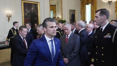 El secretario de Defensa, Pete Hegseth, sale de la Sala Este de la Casa Blanca luego de la entrega del trofeo Comandante en Jefe al equipo de fútbol americano de cadetes de la Armada, el martes 15 de abril de 2025, en Washington. (AP Foto/Alex Brandon)