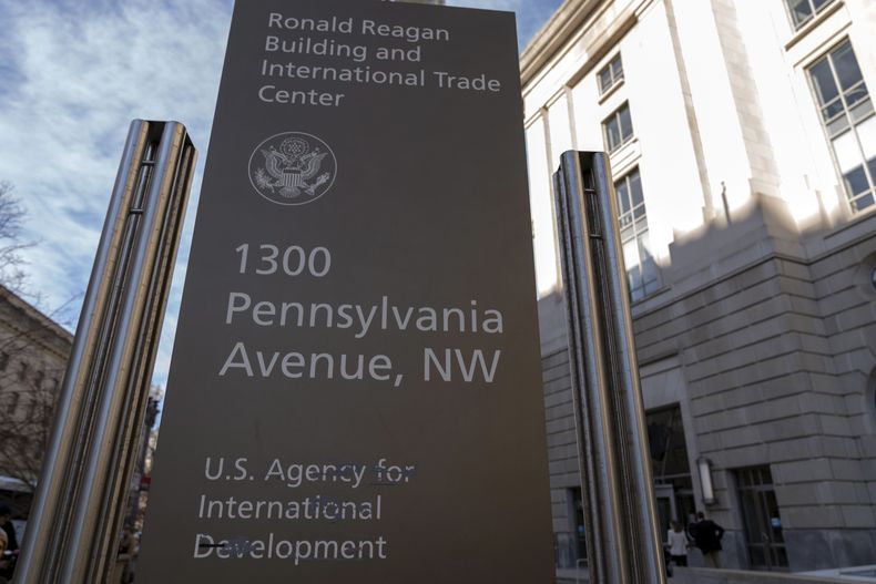 El cartel de la Agencia de Estados Unidos para el Desarrollo Internacional, o USAID, en el exterior de su sede, en Washington, el 7 de febrero de 2025. (AP Foto/José Luis Magana)