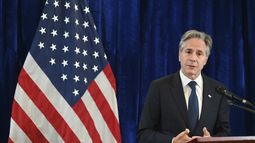 El secretario de Estado estadounidense, Antony Blinken, habla en una rueda de prensa durante la cumbre de la Asociación de Naciones del Sudeste Asiático (ASEAN) en Vientiane, Laos, el viernes 11 de octubre de 2024. (Tang Chhin Sothy/Pool Photo via AP)