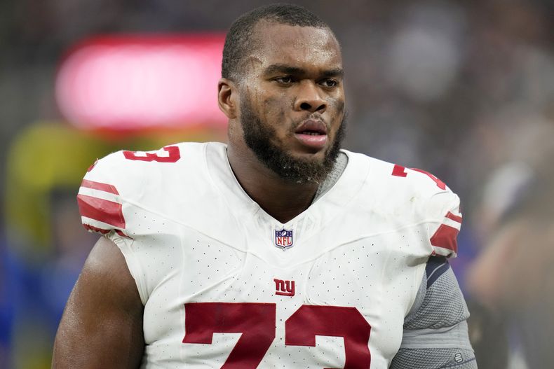 Evan Neal (73), de los Giants de Nueva York, durante el partido en contra de los Raiders de Las Vegas de la NFL, el 9 de noviembre de 2023, en Las Vegas. El tackle de tercer año no ha participado en el campo de entrenamiento debido a que todavía está en rehabilitación de una cirugía en el tobillo que fue realizada en eneto de 2024. (AP Foto/John Locher)