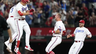 Leody Taveras, Nathaniel Lowe, Josh Jung y Robbie Grossman de los Rangers de Texas celebran el sencillo de Lowe con anotación de Marcus Semien en la victoria ante los Cardenales de San Luis el lunes 5 de junio del 2023. (AP Foto/Tony Gutierrez)
