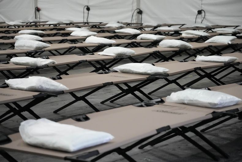ARCHIVO – Bolsas con ropa de cama sobre varios catres en la carpa domitorio en un recorrido de un refugio en la ciudad de Nueva York, acondicionado para alojar hasta 1.000 migrantes, en el distrito de Queens, en Nueva York, el 15 de agosto de 2023. (AP Foto/Mary Altaffer, Archivo)