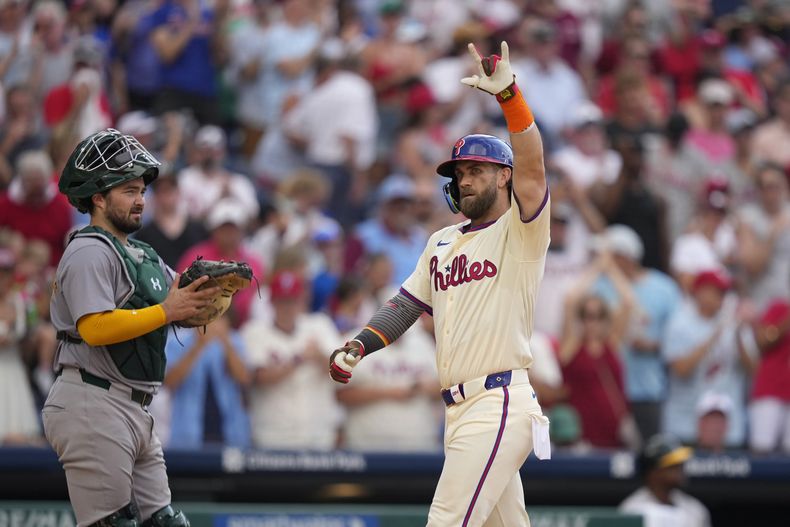 Bryce Harper, de los Filis de Filadelfia, festeja tras conectar un jonrón en el duelo del sábado 13 de julio de 2024, ante los Atléticos de Oakland (AP Foto/Matt Slocum)