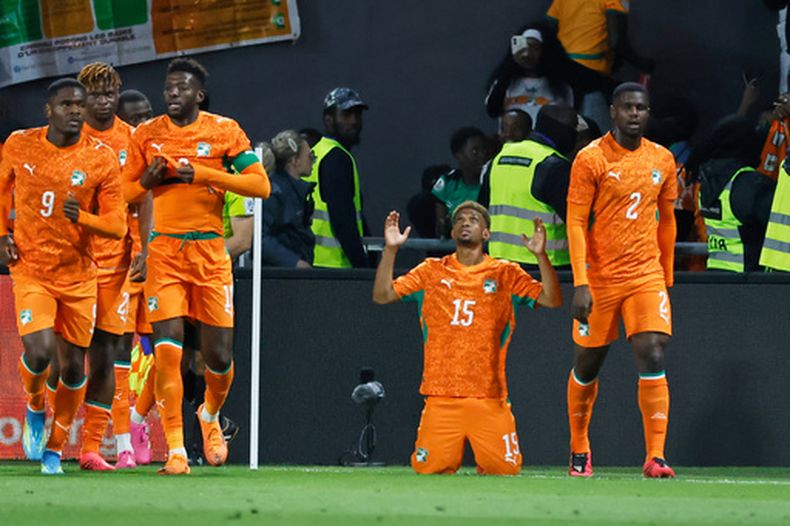 Amad Diallo (centro), de Costa de Marfil, celebra tras anotar ante Francia en un partido amistoso disputado el jueves 4 de junio de 2026 en Nantes (AP Foto/Jeremías González)