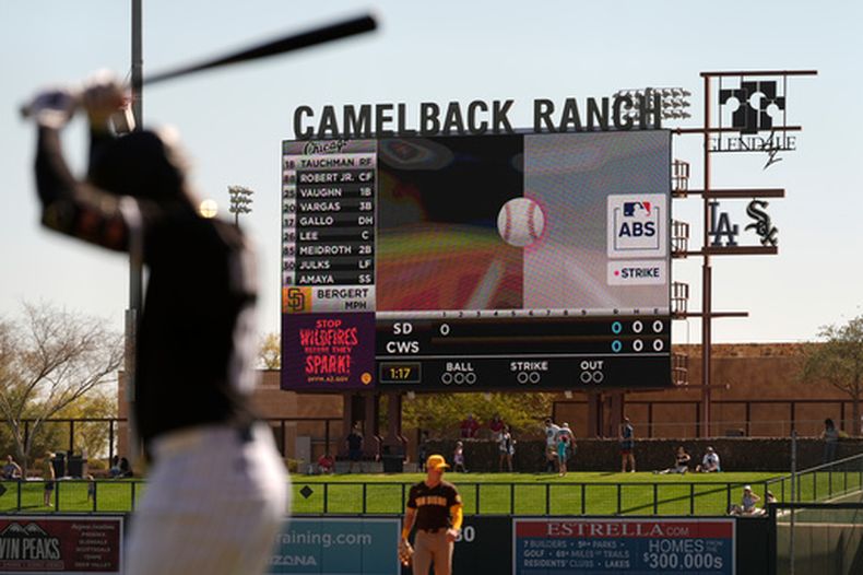 El sistema automatizado de bolas y strikes aparece en la pizarra tras impugnarse un pitcheo durante el juego de pretemporada entre los Medias Blancas de Chicago y los Padres de San Diego, el 26 de febrero de 2025 en Phoenix. (AP Foto/Carolyn Kaster)