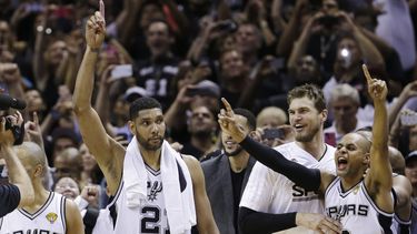 americateve | Los jugadores de los Spurs de San Antonio Tony Parker (9), Tim Duncan (21), Matt Bonner y Patty Mills (8) celebran en los momentos finales del quinto juego de la serie final de la NBA el domingo 15 de junio de 2014. (Foto de AP/David J. Phillip)