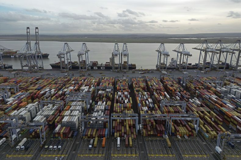 ARCHIVO - Contenedores de mercancías esperan a ser procesados en el puerto de Gateway de Londres, en Stanford-le-Hope, en el estuario del Támesis, al este de Londres, el 5 de febrero de 2025. (AP Foto, archivo)