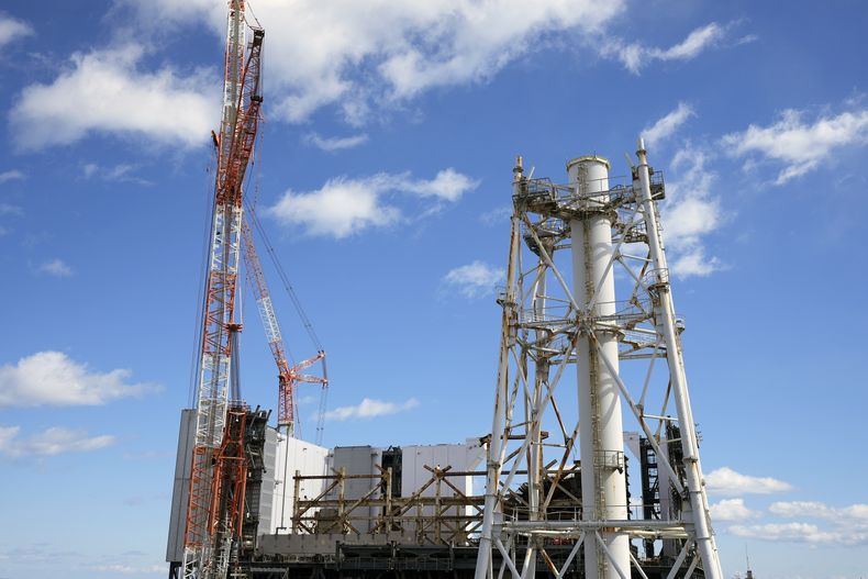 El reactor de la Unidad 1 (al fondo) y la tubería de escape compartida por las Unidades 1 y 2 de los reactores, en la planta nuclear Fukushima Daiichi en Okuma, Japón, el 20 de febrero del 2025. (AP foto/Eugene Hoshiko)