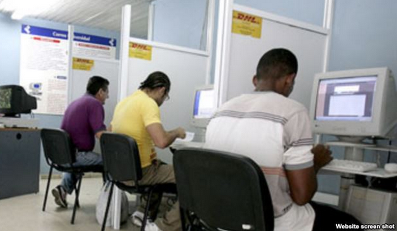 Los cantantes cubanos Gloria Estefan y Willy Chirino han dado su respaldo a "Conecta a Cuba", que promueve el envío a la isla de unidades USB, DVDs, CDs y otros formatos de memoria pre-cargados.