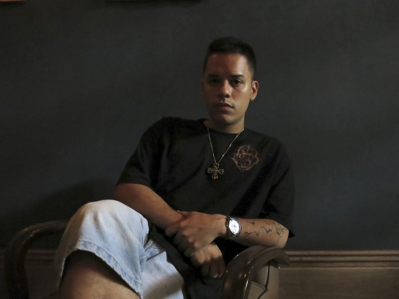 El rapero y músico mexicano NSQK posa para una fotografía durante una entrevista para promocionar su álbum ATP, en la Ciudad de México, el lunes 12 de agosto de 2024. (Foto AP/Berenice Bautista)