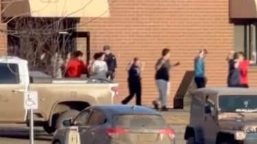 Esta imagen, tomada de un video, muestra a estudiantes saliendo de la escuela Tumbler Ridge tras un tiroteo, en Canadá, el 10 de febrero de 2026. (Jordon Kosik via AP)